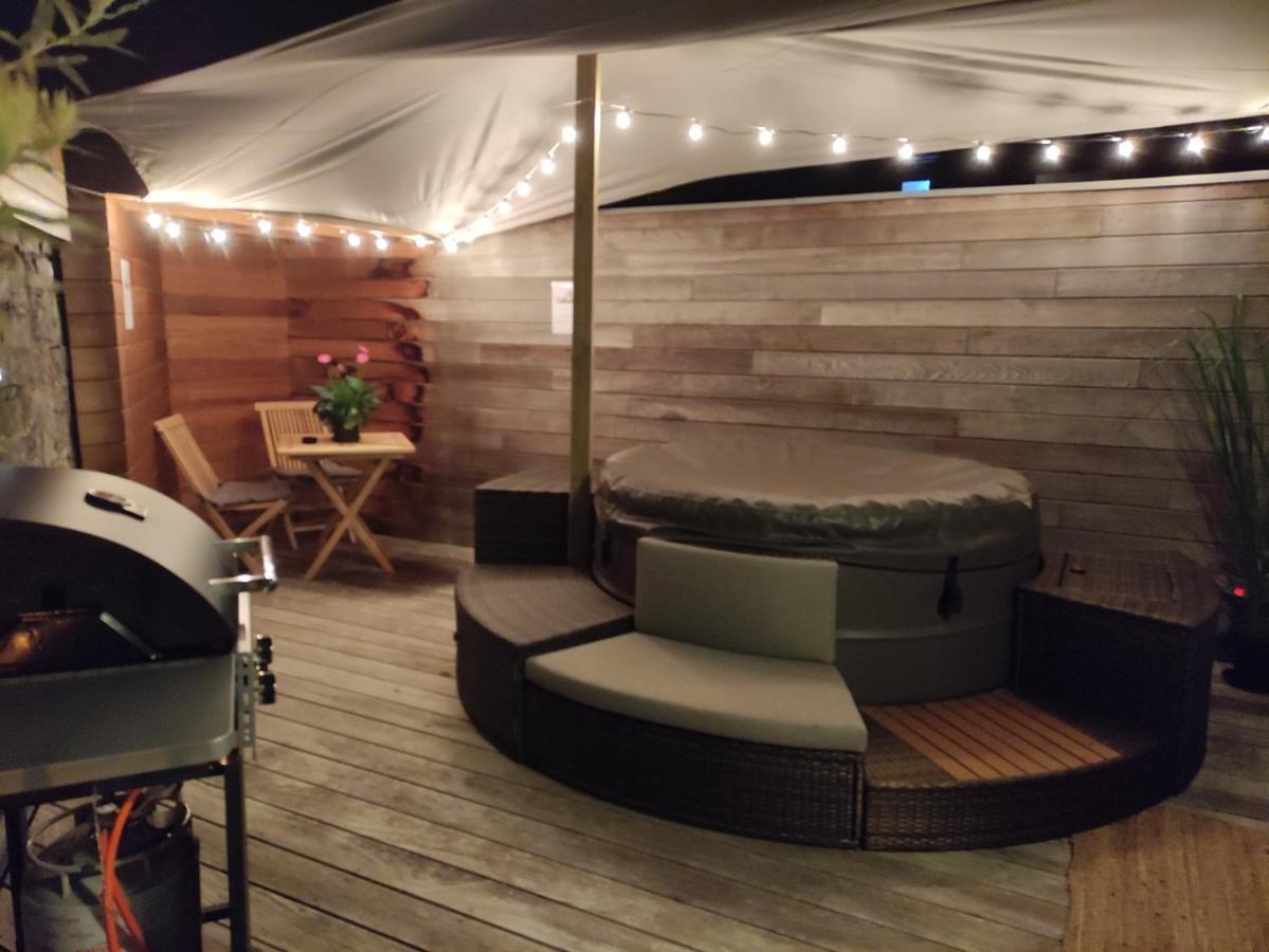 Gite A L'Ombre Du Clocher Avec Jacuzzi Et Sauna Privatifs Celles  Bagian luar foto