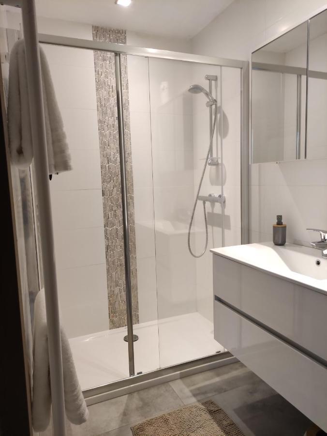 Gite A L'Ombre Du Clocher Avec Jacuzzi Et Sauna Privatifs Celles  Bagian luar foto