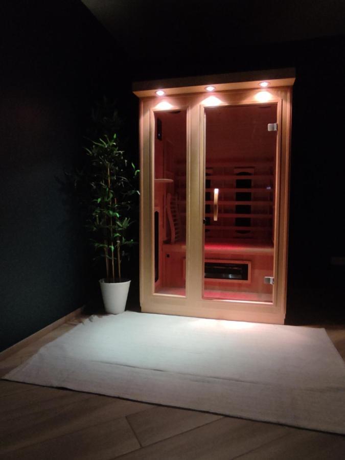 Gite A L'Ombre Du Clocher Avec Jacuzzi Et Sauna Privatifs Celles  Bagian luar foto