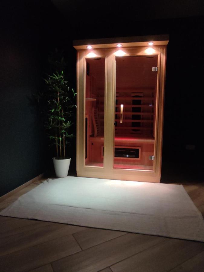 Gite A L'Ombre Du Clocher Avec Jacuzzi Et Sauna Privatifs Celles  Bagian luar foto